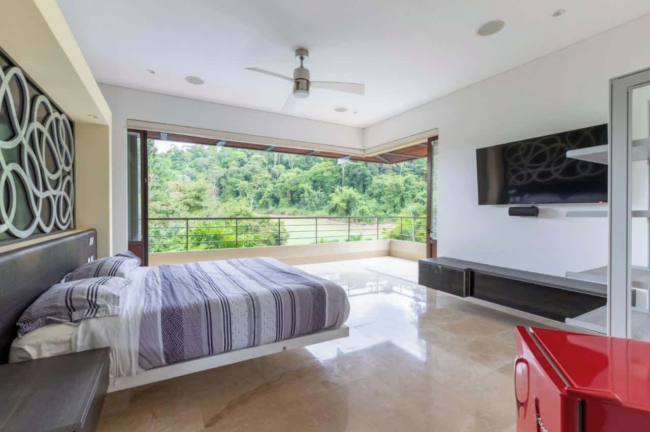 Desk, iron/ironing board, WiFi, bed sheets