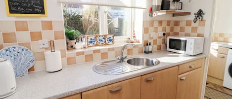 Cottage | Dapur peribadi | Mesin basuh pinggan mangkuk, cerek elektrik, pembakar roti