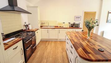 Fridge, dishwasher, cookware/dishes/utensils