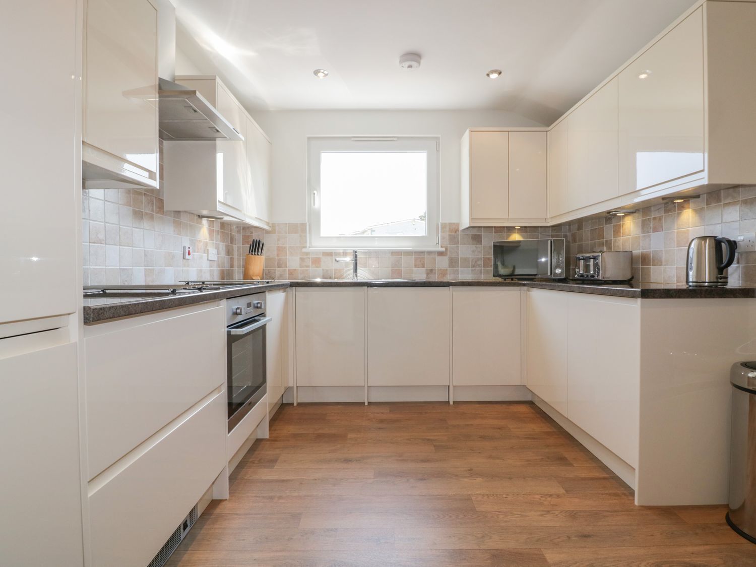 Frigorífico, lavavajillas, hervidor eléctrico y utensilios de cocina