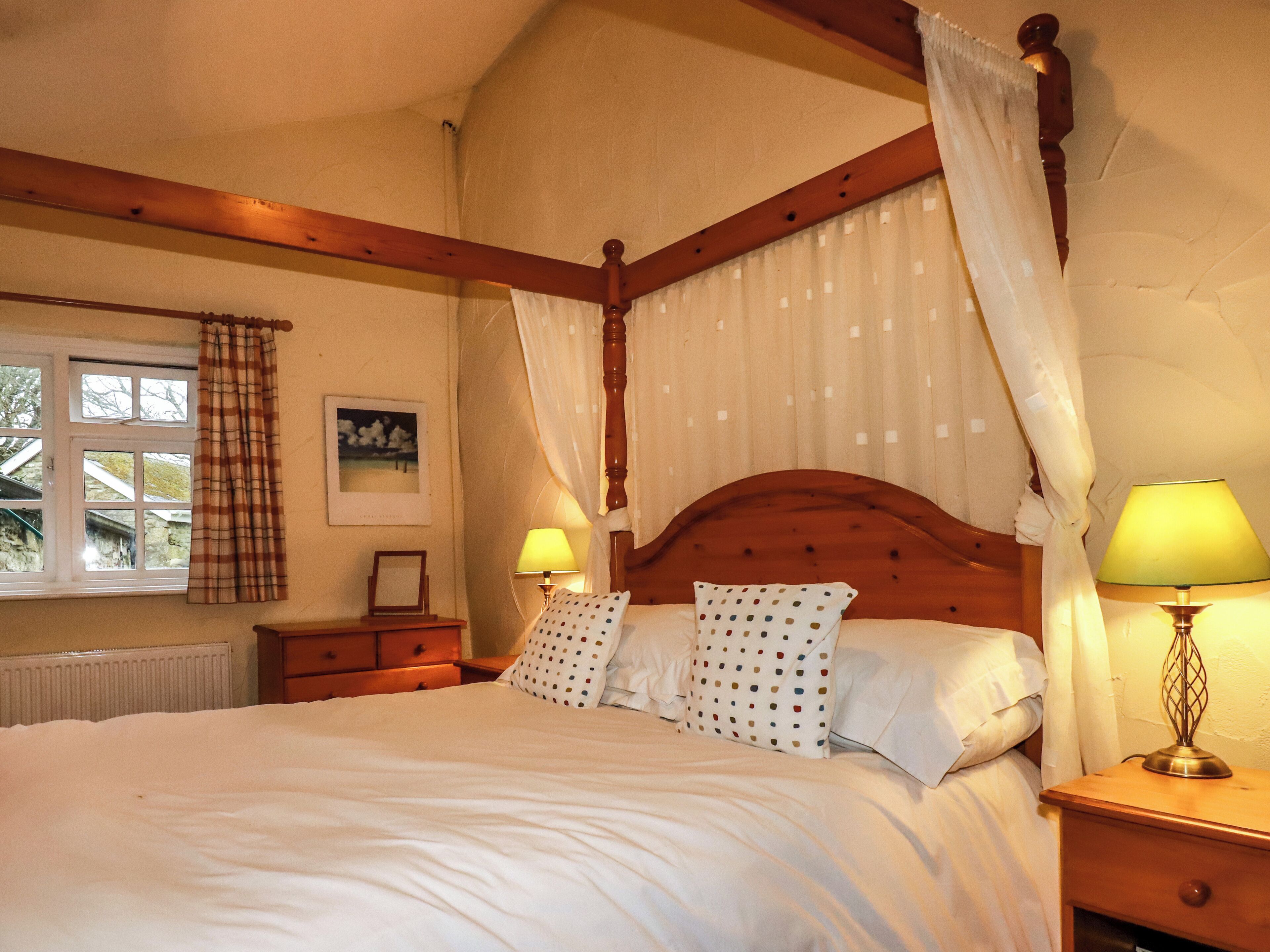 1 bedroom, individually decorated, individually furnished