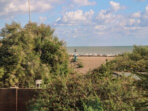 بالقرب من الشاطئ