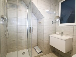 Shower - 8 Sea Way (Bognor Regis)