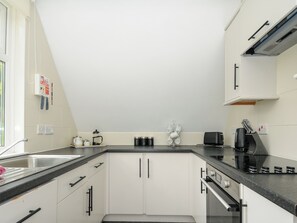 Réfrigérateur, lave-vaisselle, bouilloire électrique, grille-pain