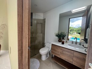 Een douche, handdoeken