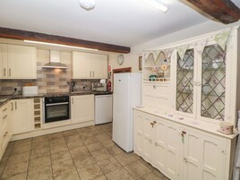 Refrigerador, tetera/pava eléctrica, tostadora, utensilios de cocina