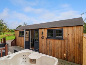 Outdoor spa tub - The Retreat (Wrexham)