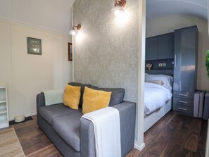 1 bedroom, individually decorated, individually furnished, free WiFi - The Retreat (Wrexham)