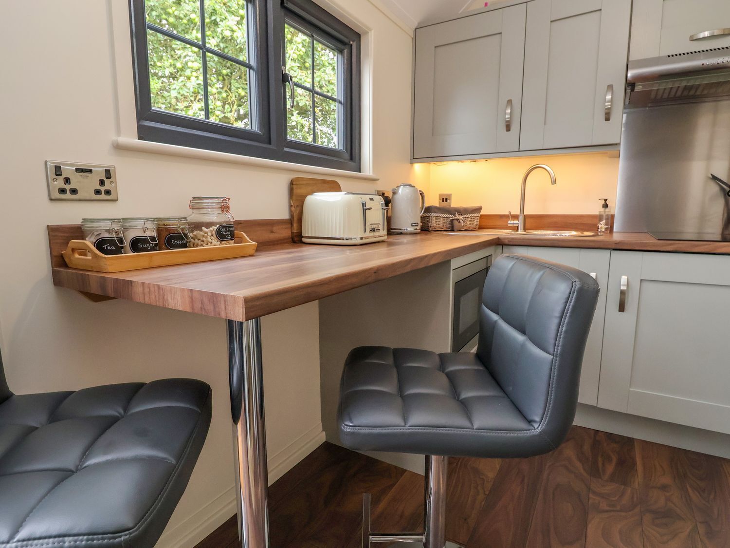 Lemari es, ketel listrik, dan pemanggang roti