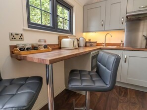 Refrigerador, tetera/pava eléctrica, tostadora, utensilios de cocina