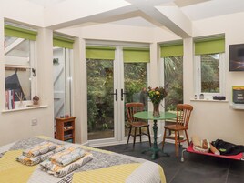 1 habitación, decoración personalizada y muebles diferentes 