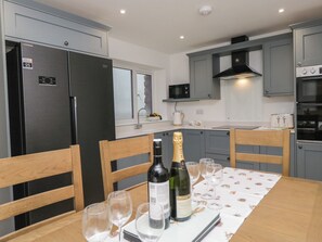 Fridge, dishwasher, electric kettle, toaster - Apple Tree Barn (Dalton-in-Furness)