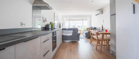 Kjøleskap, oppvaskmaskin, vannkoker og brødrister