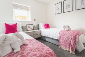 2 Schlafzimmer, individuell dekoriert, individuell eingerichtet