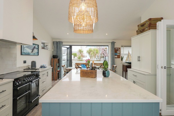 Cottage | Private kitchen | Fridge, dishwasher, electric kettle, toaster