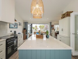 Cottage | Private kitchen | Fridge, dishwasher, electric kettle, toaster