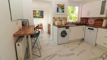 Casa de campo | Cocina privada | Lavavajillas, hervidor eléctrico, tostadora y utensilios de cocina