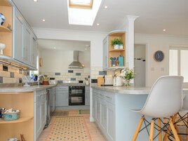 Frigorífico, lavavajillas, hervidor eléctrico y tostadora