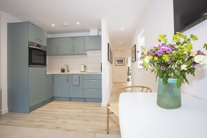 Refrigerador, lavavajillas, tetera/pava eléctrica, tostadora