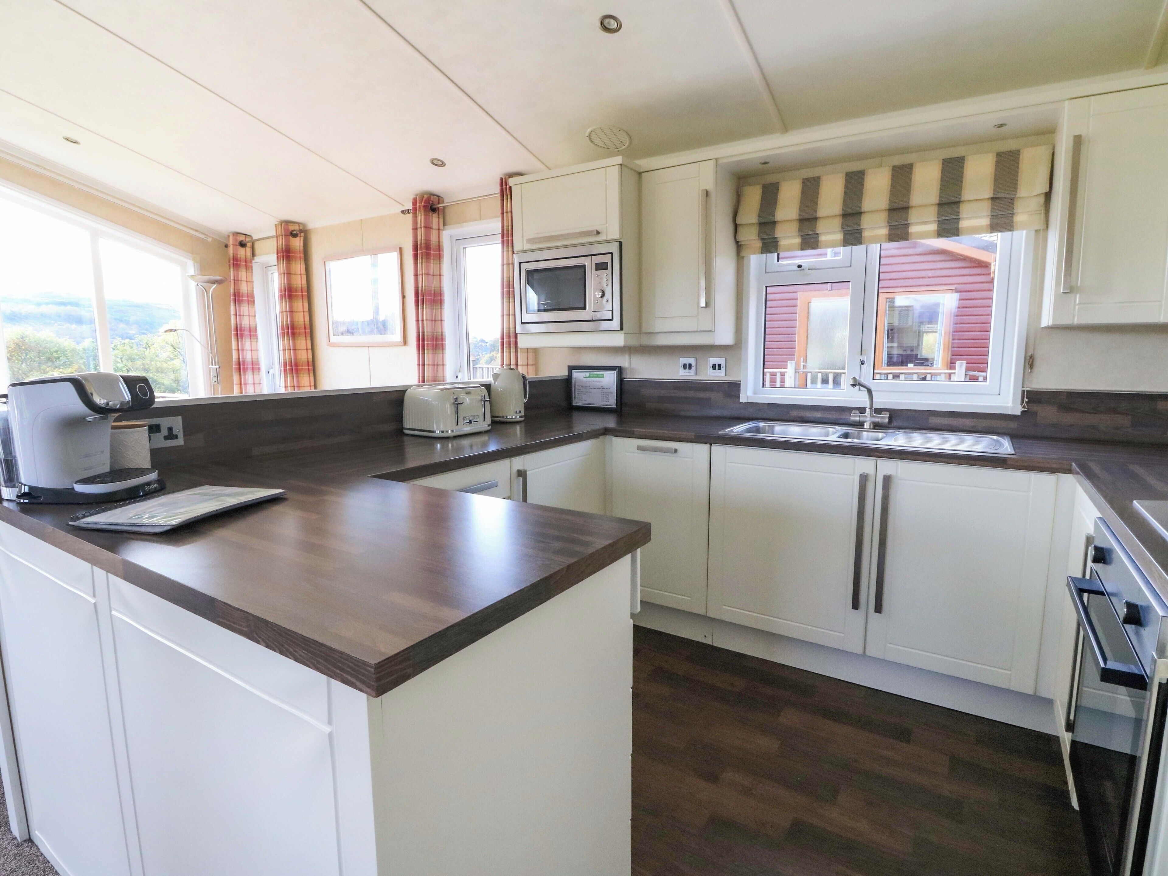 Jääkaappi, astianpesukone, vedenkeitin, leivänpaahdin