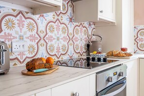 Mökki | Yksityinen keittiö | Astianpesukone, keittoastiat/astiat/ruokailuvälineet