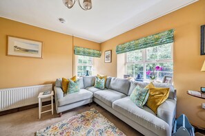 Cottage | Living area - Bodior Lodge (Holyhead)