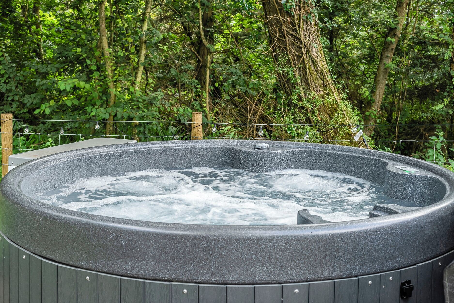 Cottage | Outdoor spa tub