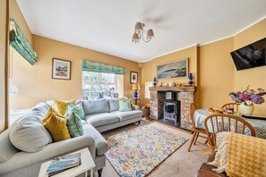 Cottage | Living area | Fireplace - Bodior Lodge (Holyhead)