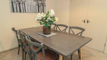 Cottage | Dining