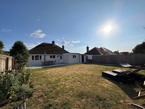 Outdoor dining - Bayview Cottage (Bournemouth)
