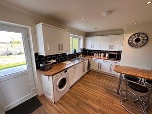 Réfrigérateur, lave-vaisselle, bouilloire électrique, grille-pain