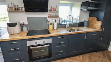 Cottage | Private kitchen | Fridge, dishwasher, electric kettle, cookware/dishes/utensils