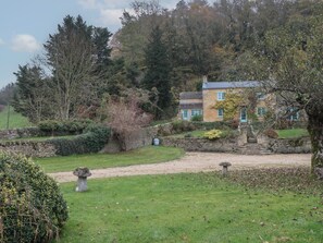 Property grounds - The Snicket (Cheltenham)