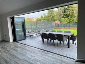Outdoor dining - 85A Braybrooke Road (Kettering)