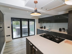 Een koelkast, een vaatwasser, een broodrooster