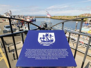 Eine blaue Informationstafel mit einem Schiff und Text zur Geschichte des Flusses Girvan.