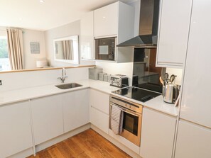 Refrigerador, lavavajillas, tetera/pava eléctrica, tostadora