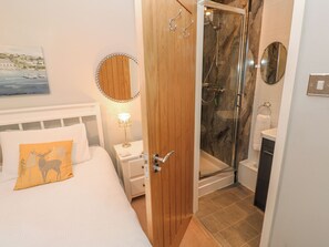 3 bedrooms, individually decorated, individually furnished, free WiFi