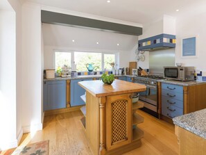 Fridge, dishwasher, electric kettle, toaster - Moorlands Bungalow (Wadebridge)