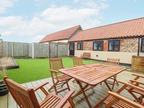 Outdoor dining - The Old Dairy (Dereham)