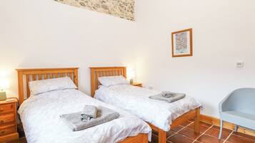 2 quartos, individualmente decorados, individualmente mobiliados