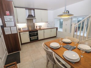 Geladeira, lava-louças, chaleira elétrica, torradeira