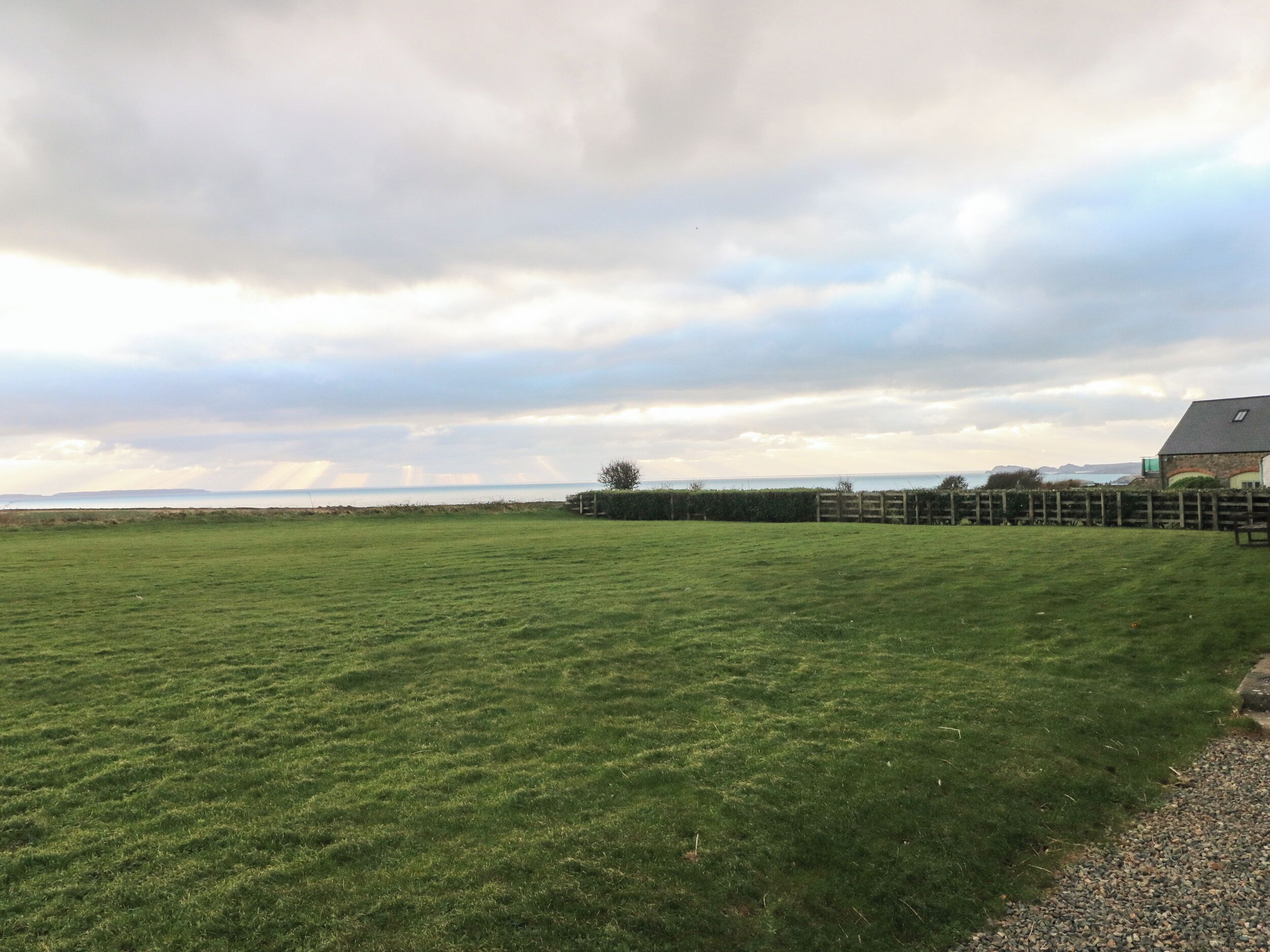 Ein grünes Feld mit einem Gebäude im Hintergrund.
