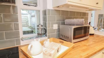 Fridge, dishwasher, cookware/dishes/utensils