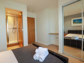 2 bedrooms, individually decorated, individually furnished, free WiFi - Apartment 3 (Newquay)