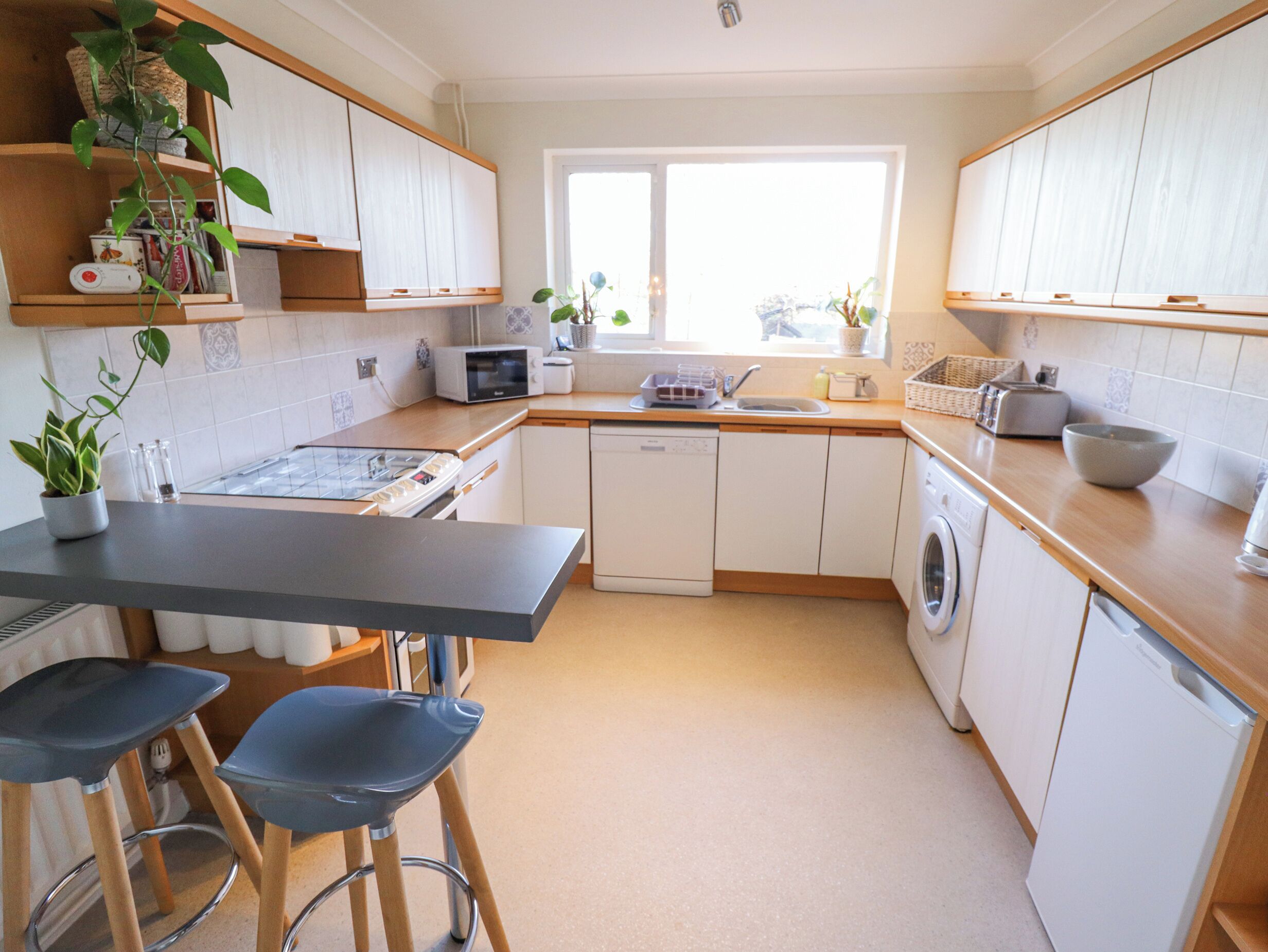 洗碗機  、電熱水壺、烤麵包機、鍋具/餐盤/廚房用品