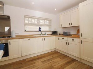 Fridge, dishwasher, electric kettle, toaster - Awel-y-mor (Holyhead)