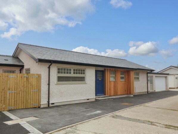 Exterior - Awel-y-mor (Holyhead)