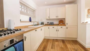 Geladeira, lava-louças, chaleira elétrica, torradeira