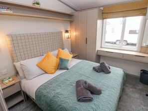 2 Schlafzimmer, individuell dekoriert, individuell eingerichtet